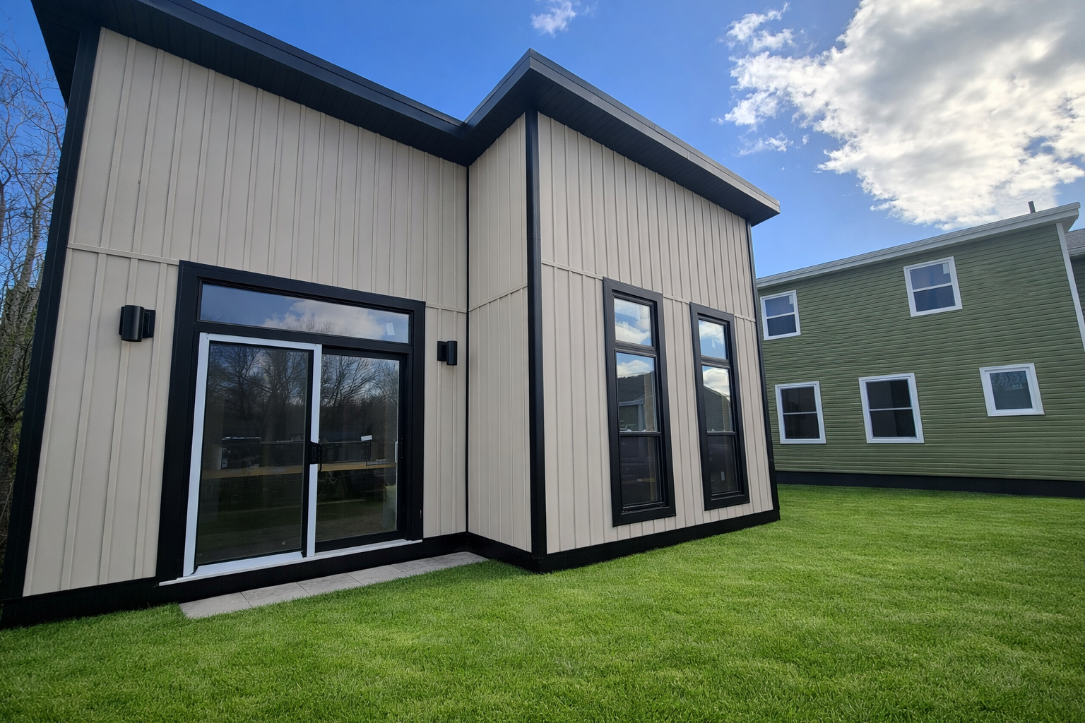 Vue latérale d'une suite secondaire moderne avec grandes fenêtres